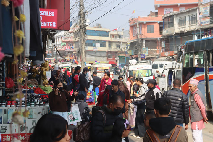 निर्वाचनका लागि उपत्यकाबाट बाहिरिँदै मतदाता