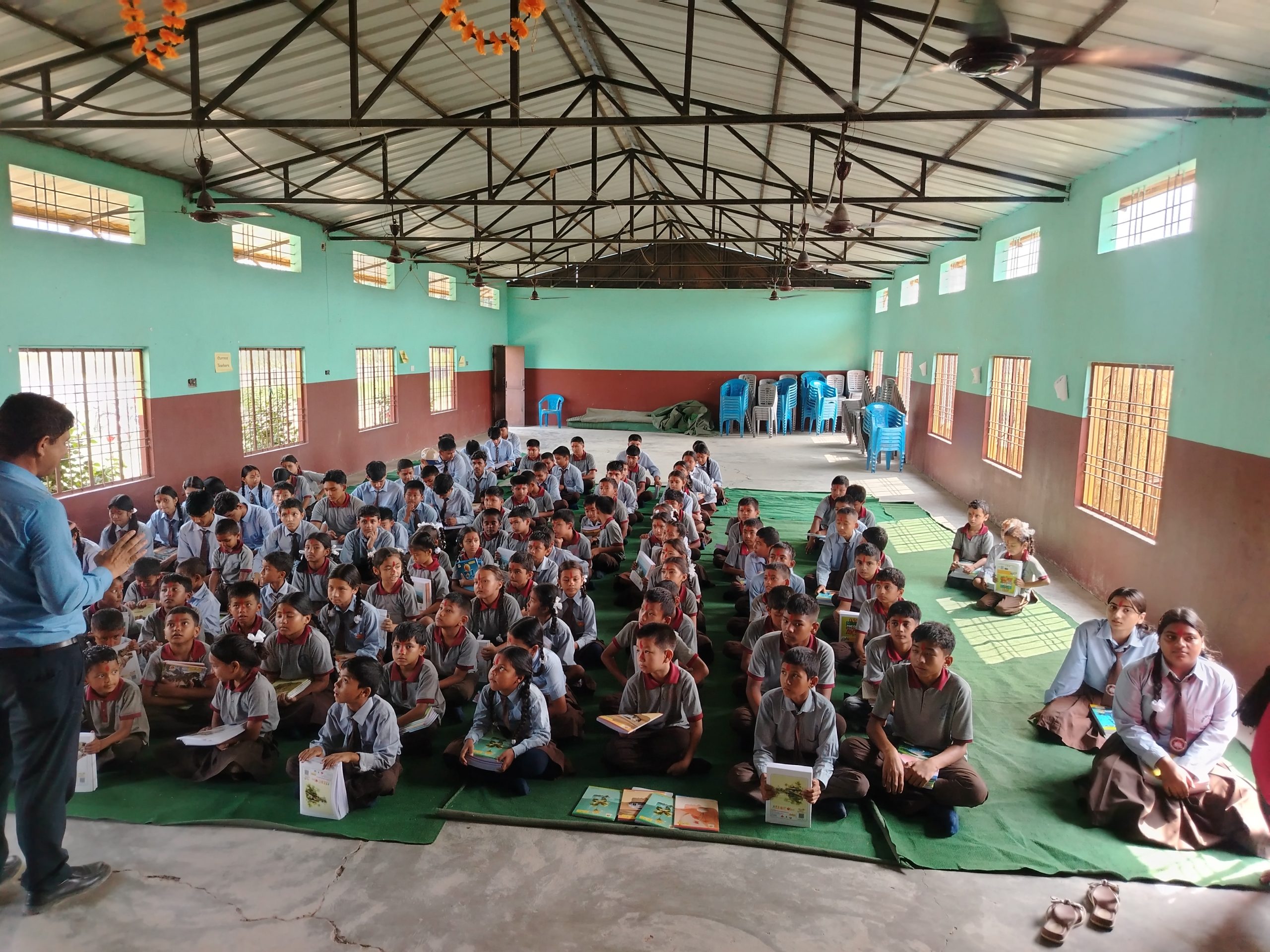 जेहेन्दार तथा बिपन्न बिद्यार्थीलाई शैक्षिक सामाग्री बितरण