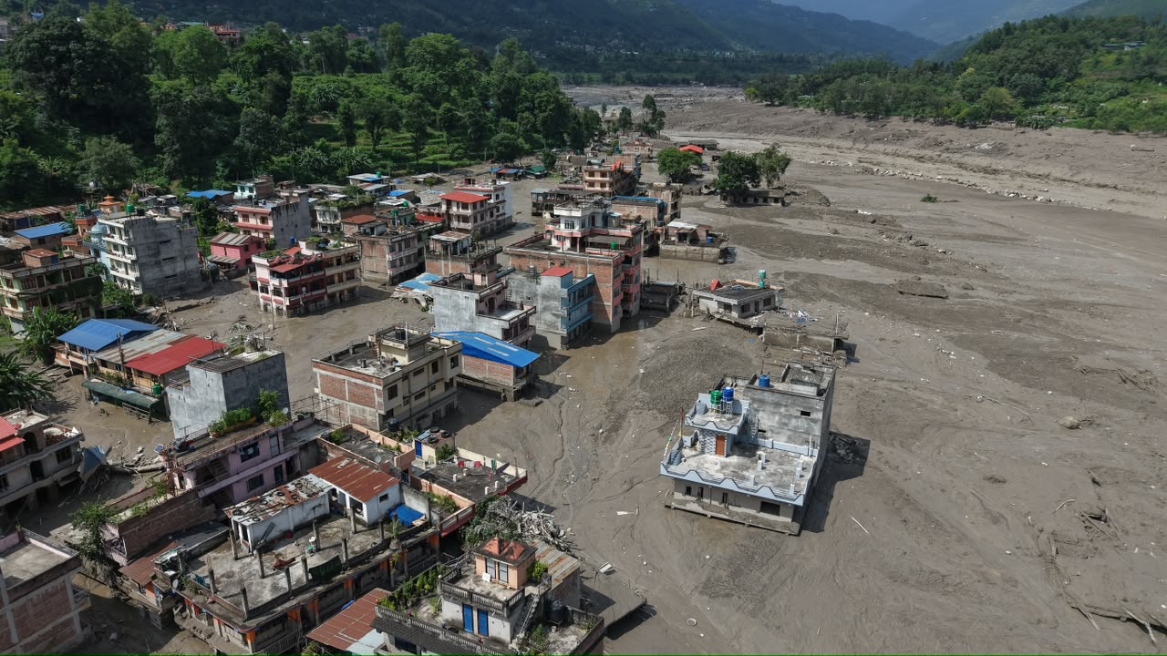 रसुवा बाढीमा ८ बैंकका २६ कर्मचारी सम्पर्कविहीन