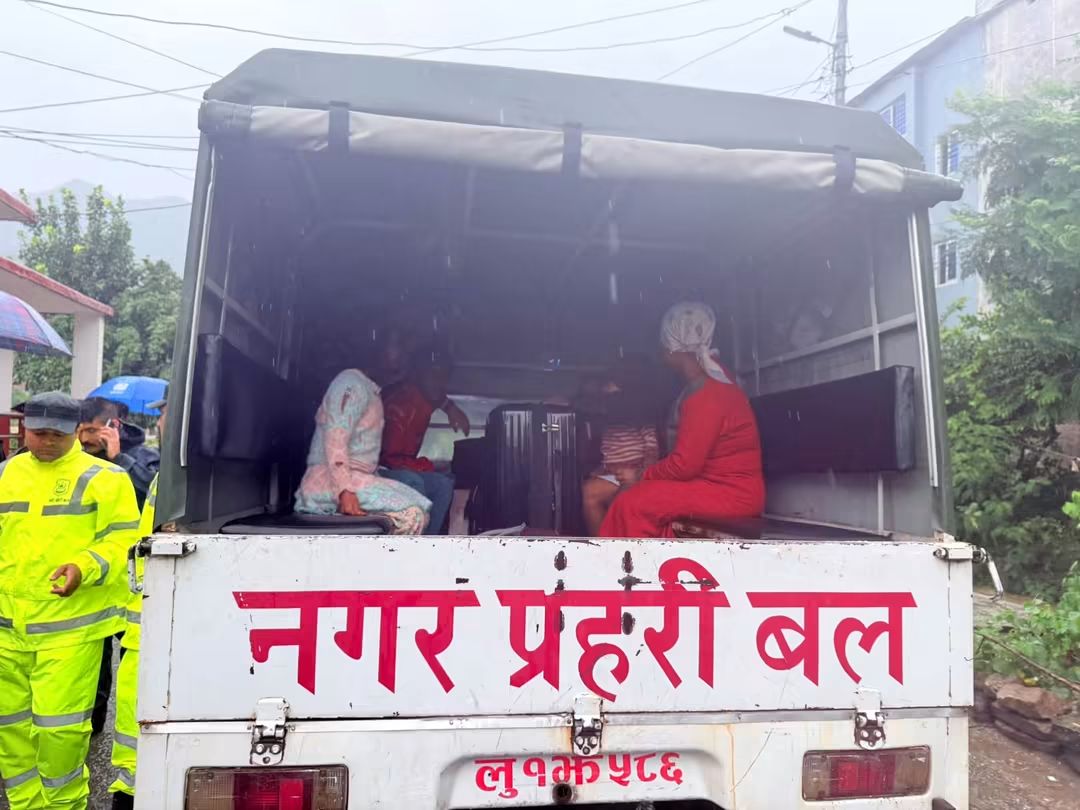 तिनाउ किनारमा बाढीको जोखिमः पुलमुनि बस्दै आएका १५ जनालाई सारियो कान्ति माविमा