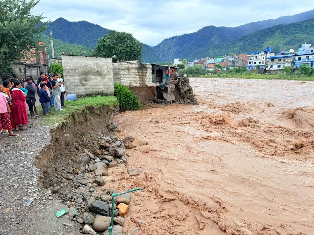 बुटवलमा तिनाउ नदीको बाढीले दुई घर बगायो, तीन घरमा क्षति