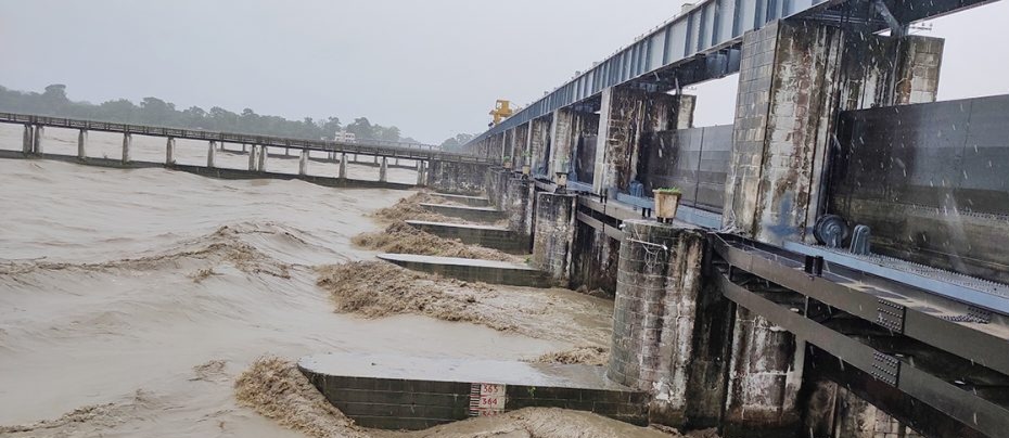 गण्डक ब्यारेजमा २ लाख ७३ हजार क्युसेक पानीको प्रवाह, खतरा सूचकनजिक