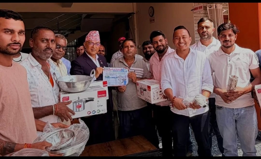 पोखराका कवाडी व्यवसायीद्वारा भोटेकोशी बाढीपीडितलाई १० लाख बराबरको राहत हस्तान्तरण