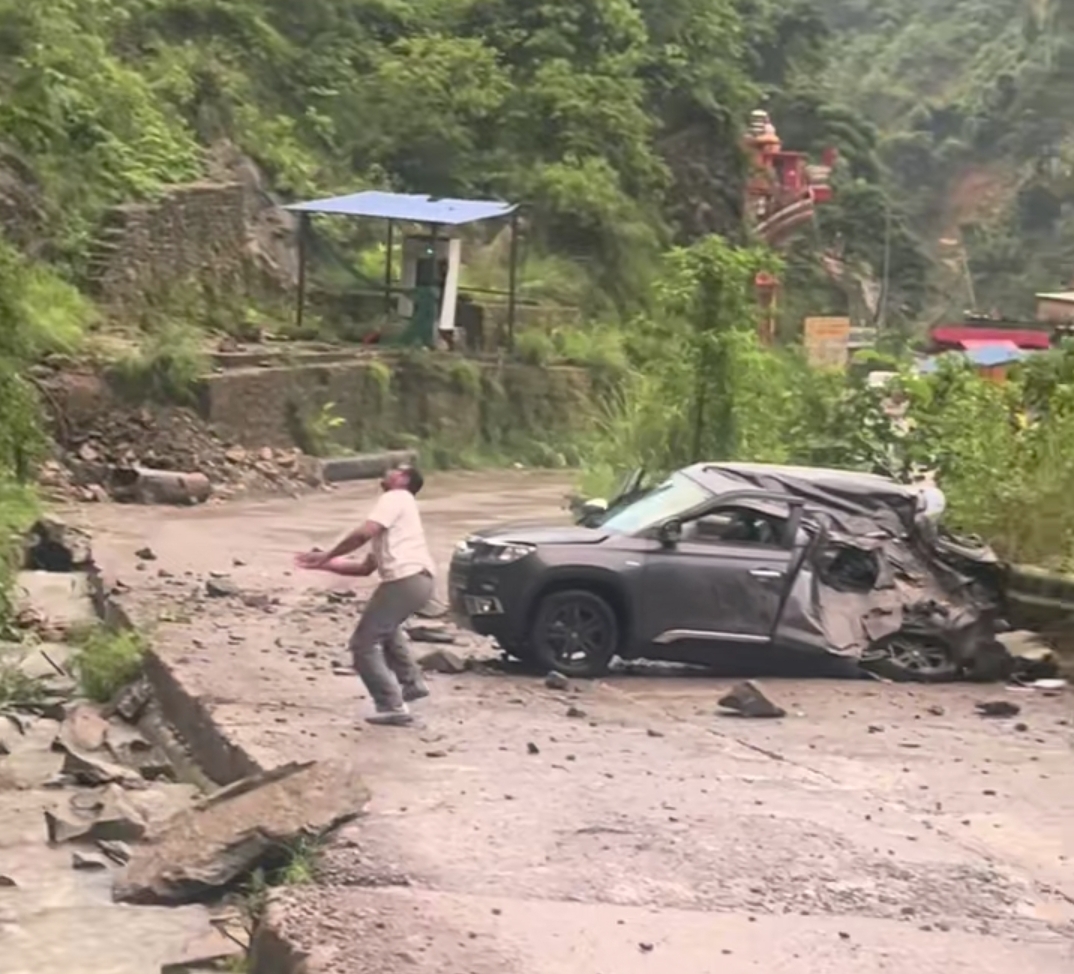 सिद्धबाबा क्षेत्रमा कारमाथि पहिरोसँगै ढुङ्गा खस्दा तीन जना घाइते
