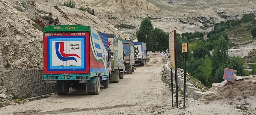रसुवा बाढीपछि कोरला नाकाबाट चिनियाँ सामान ढुवानी हुँदै