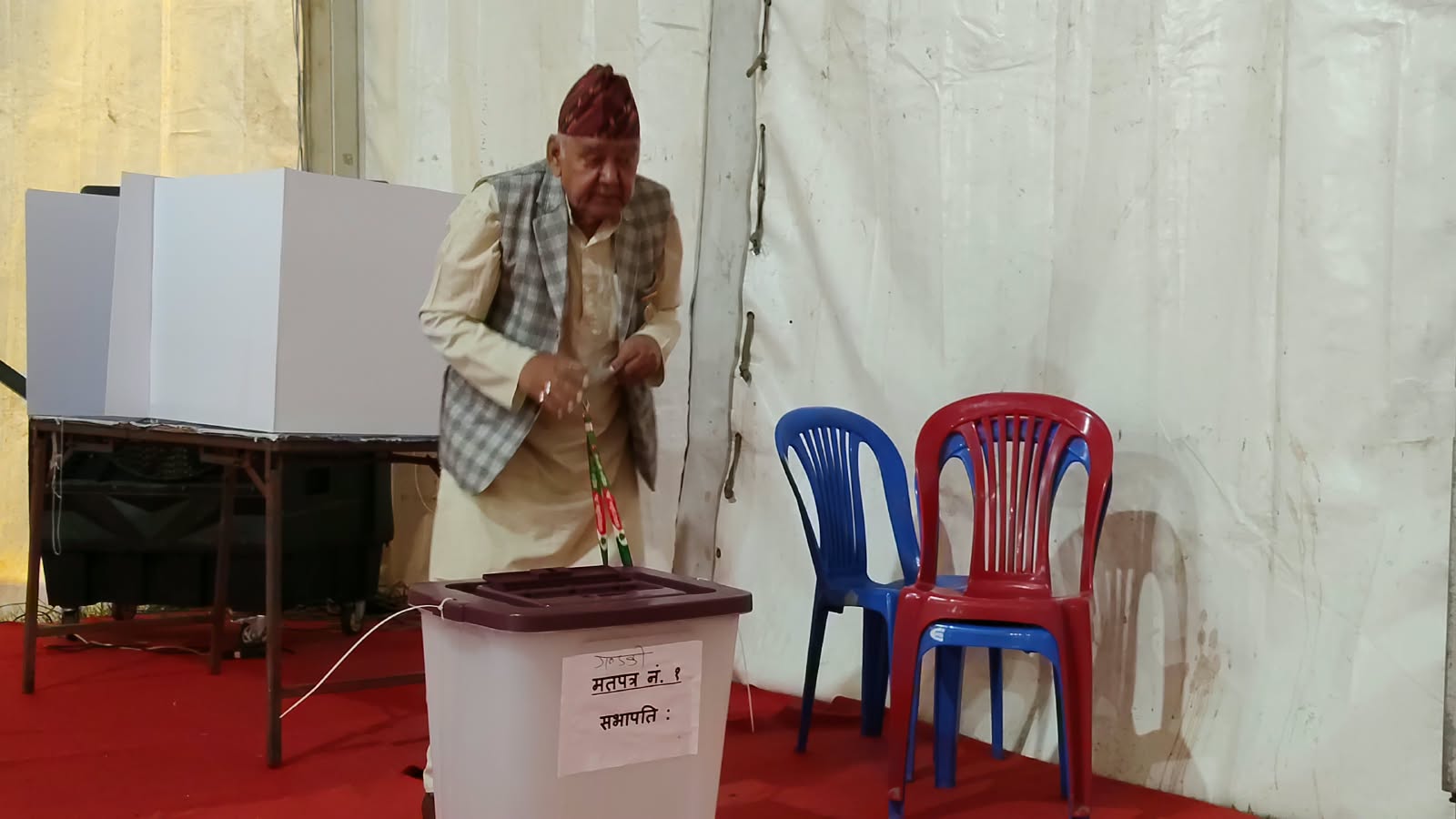 कास्कीका शोभाचन्द्र बरालले भोट हालेपछि सुरु भयो मतदान